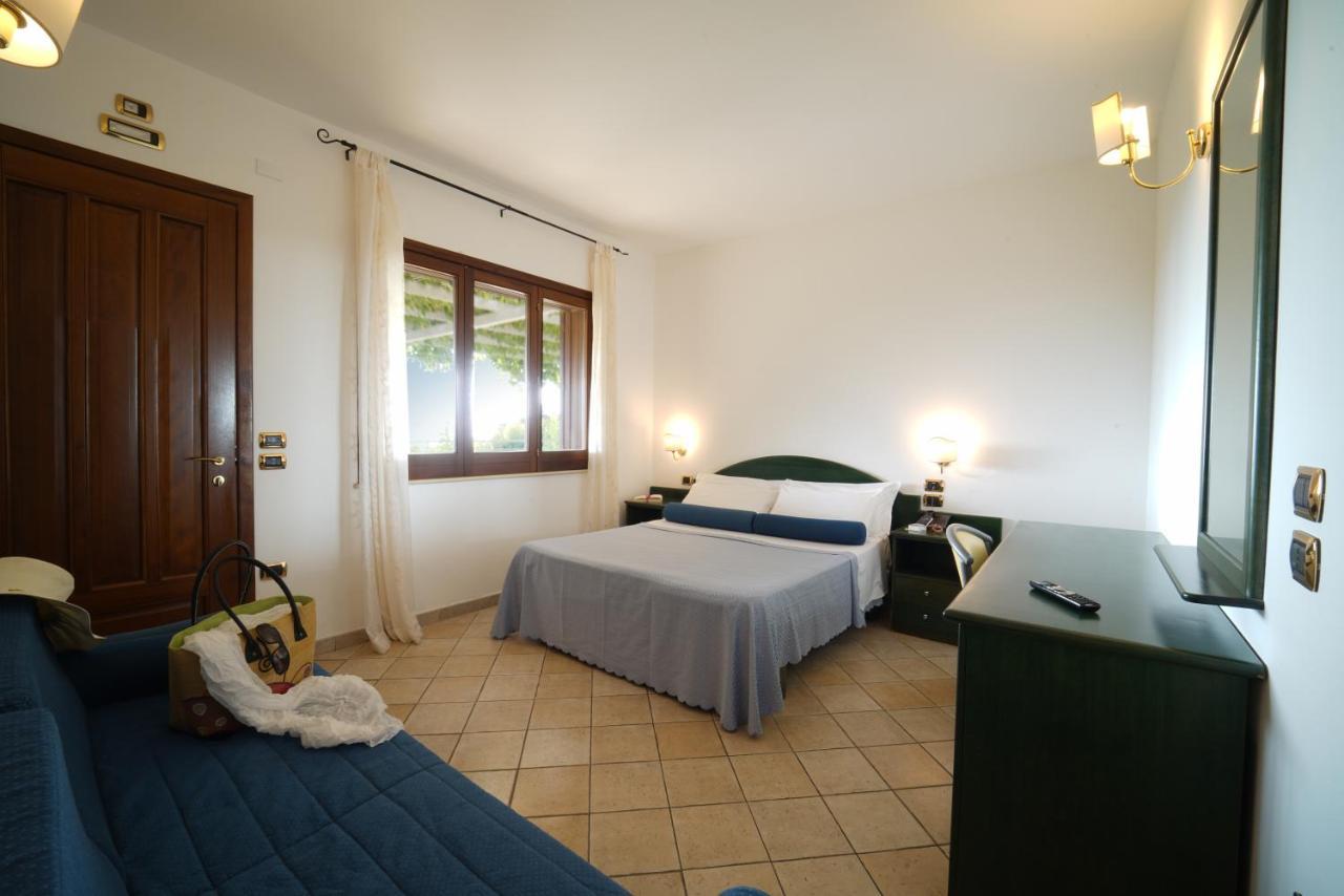 Hotel Scoglio Del Leone Дзамброне Екстериор снимка