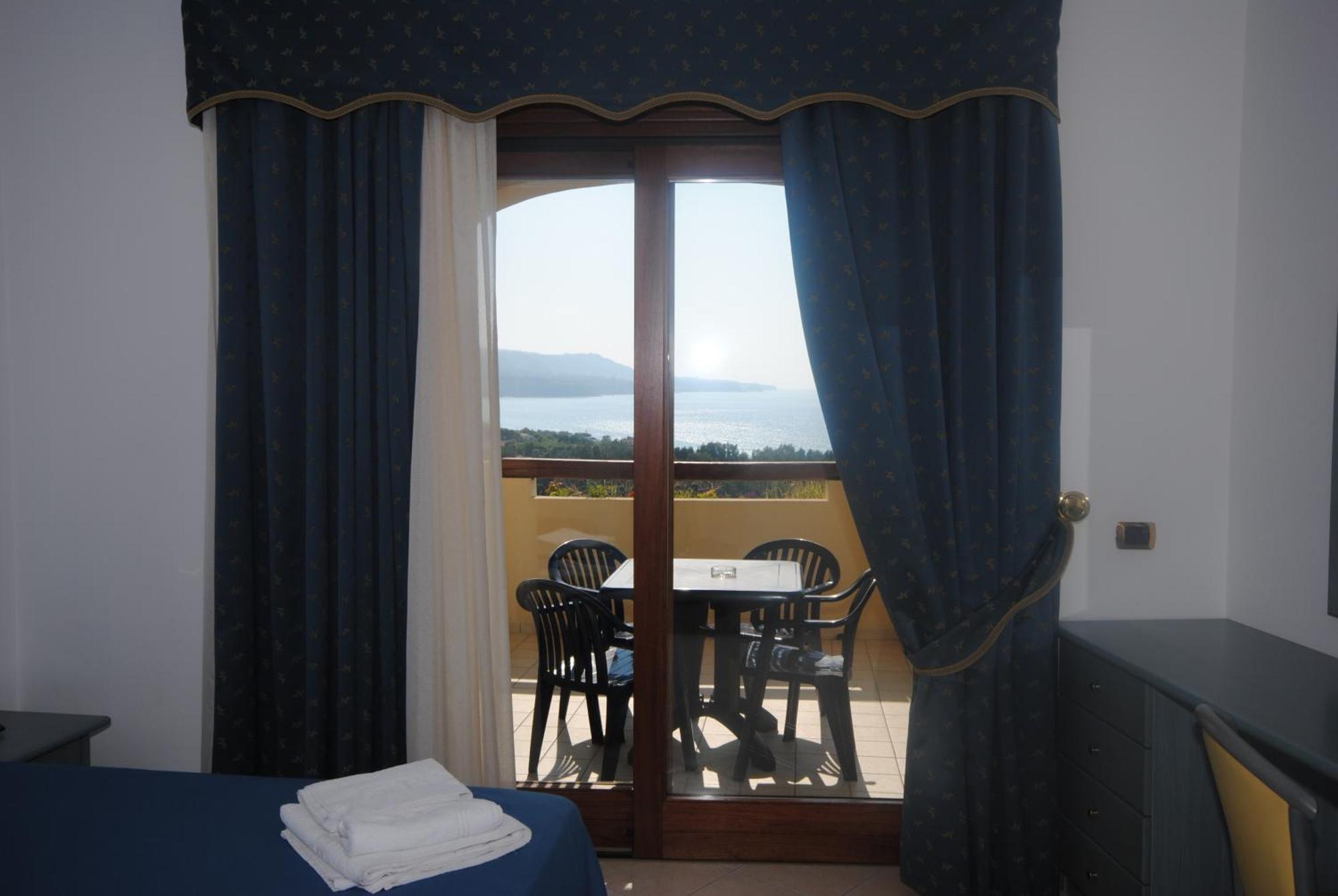 Hotel Scoglio Del Leone Дзамброне Екстериор снимка