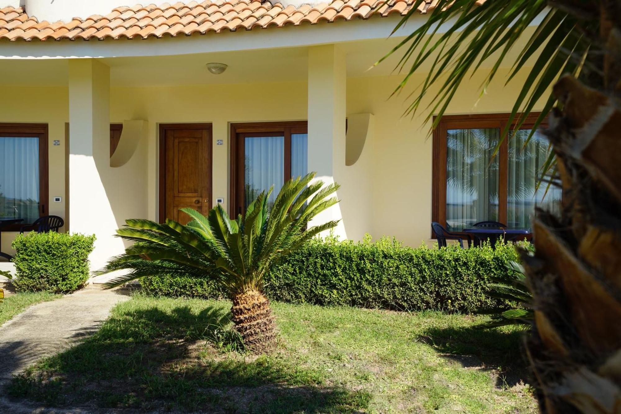 Hotel Scoglio Del Leone Дзамброне Екстериор снимка