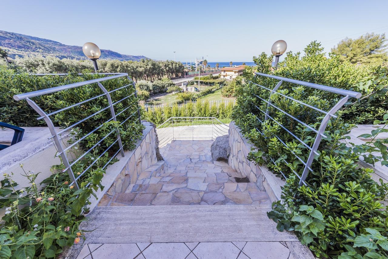 Hotel Scoglio Del Leone Дзамброне Екстериор снимка